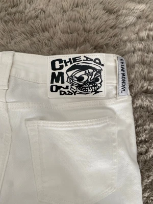 Vita bootcut jeans från Cheap Monday - Säljer ett par vita jeans från Cheap Monday med i storlek 26/30bootcut-modell. Jeansen har klassisk femficksdesign, gylf med dragkedja och knapp samt den ikoniska Cheap Monday-loggan bak. 