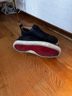 Loubs  - Hjälper min vän att sälja sina skor . De är i fint sick men tecken på använd . Pris går att diskutera . GÖRS SÅKLART RENTS INNAN DOM SICKAS  . VID SNABB AFFÄR SÅ KAN GÅ MED PÅ 1000