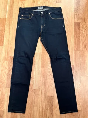 Mörkblå slim fit jeans - Säljer ett par mörkblå WeSC jeans, modell Alessandro.  * Storlek: W33/L32 * Färg: Mörkblå * Mycket bra skick 
