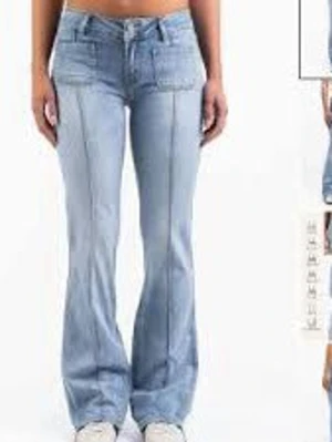 Madlady bootcut jeans Claire Bleach Blue - Skitsnygga jeans från madlady perfekt längd för mig som är ungefär 165 lång och oftast har xs i jeans, storleken är 32 short