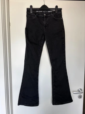 Low waist jeans - Low waist (dock nästan mid waist), bootcut svarta jeans från Bikbok. Välanvända men fint skick. Längd 33.