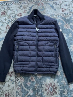 Moncler cardigan  - Säljer denna helt nya cardiganen då jag inte tyckte den passade mig så bra. Den är helt ny endast testad. Storlek L men sitter som M hör gärna av er vid frågor!