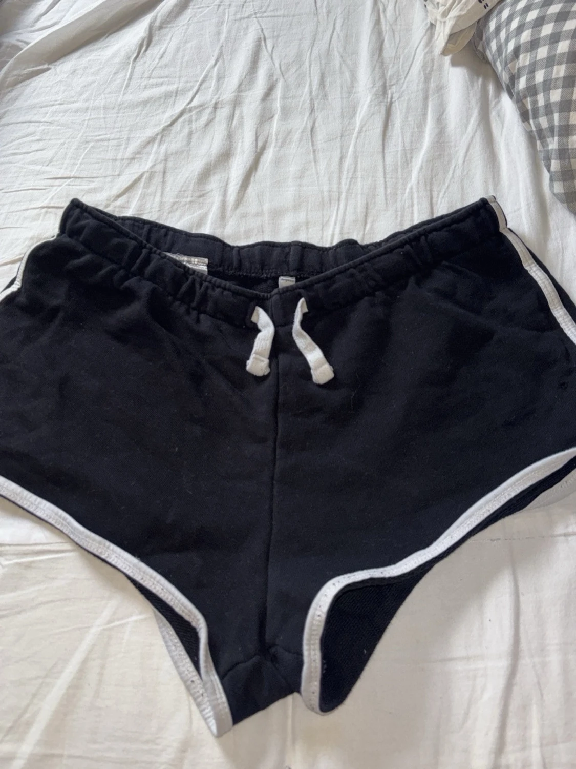 Svarta shorts med vit kant och snörning