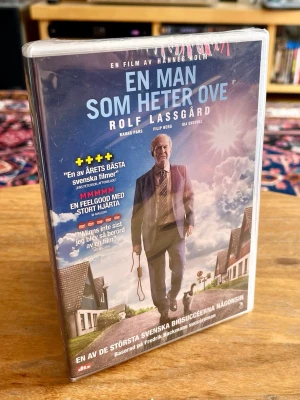 Ny & inplastad En Man Som Heter Ove DVD - Helt ny och fabriksinplastad DVD-utgåva av den folkkära och dubbelt Oscarsnominerade svenska dramakomedin En man som heter Ove (2015). En fantastisk film fylld med både humor, svärta och ett stort hjärta. I rollerna syns bland annat Rolf Lassgård, Bahar Pars och Ida Engvoll.  - Skick: Nytt / Oöppnat (Inplastat originalexemplar)  - Textning: Svenska, norska (samt valbar svensk text för hörselskadade)  - Speltid: Ca 111 minuter  Skickas väl emballerat så att plasten håller sig hel hela vägen fram.