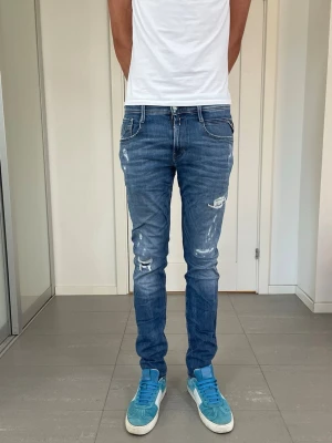 Replay Anbass Jeans  - Säljer nu dessa Replay Anbass Jeans, W29 o L32 med mått ca 37,5 o 105 cm. skriv för fler bilder/frågor🙌🏼