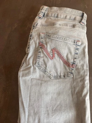 Ljusblå jeans från Nelly - Säljer dessa fina bootcut jeansen från nelly i storlek s då de tyvärr ej passade mig. Helt nya aldrig använda men har ej en prislapp då de var en present! Org pris 699kr