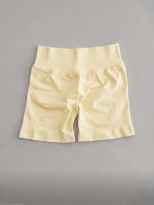 Ljusgula tränings shorts - Snygga ljusgula seamless tränings shorts med hög midja och scrunch-detalj bak. Stretchigt material som sitter tight och formar sig efter kroppen. Passar som XS-S🥰