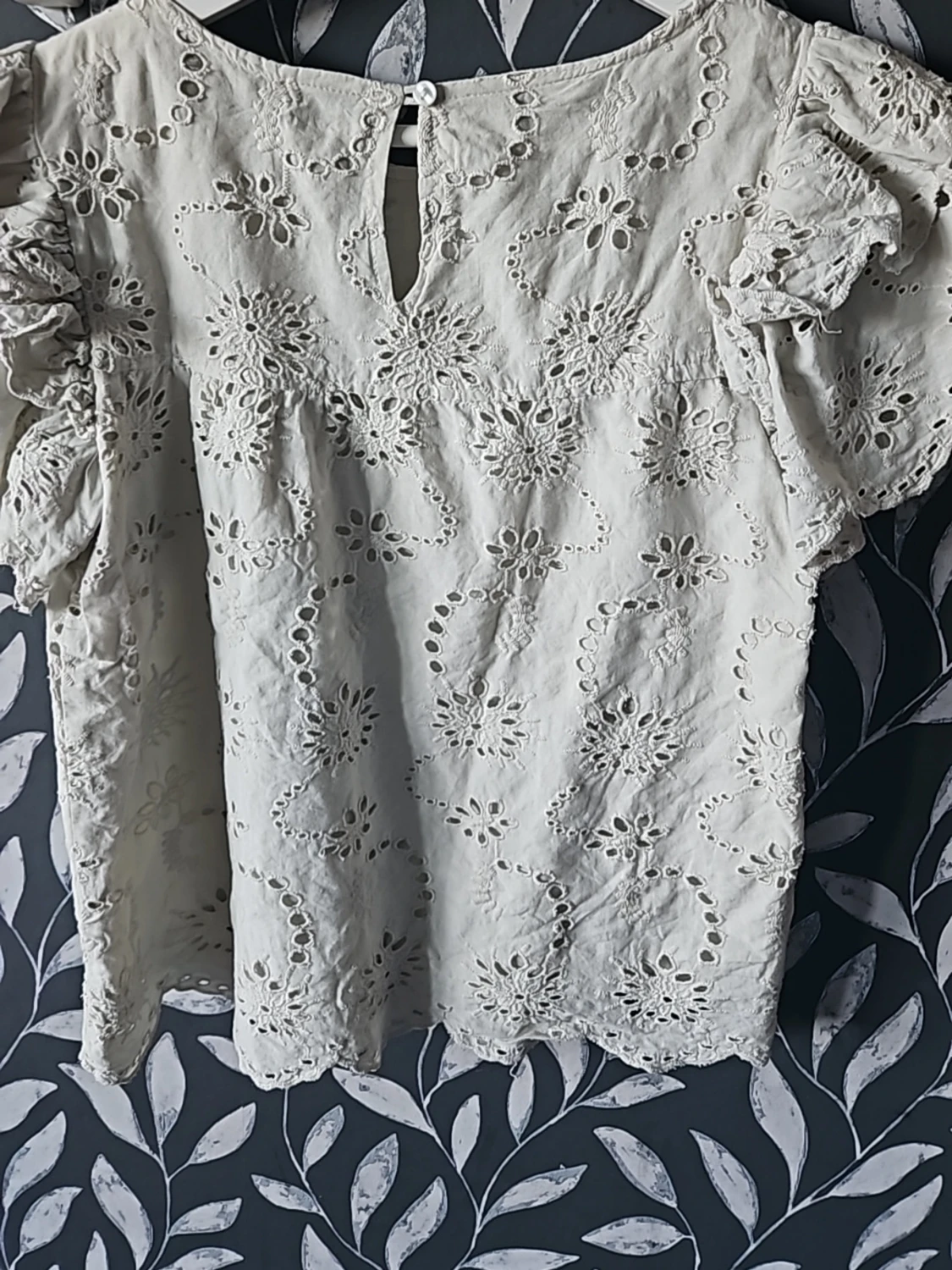 Grön blus med broderade volangärmar - 2