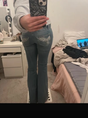 Snygga jeans 🌟🌟 - jag är 164 cm och dem sitter perfekta i midjan o längden inte för länga och inte för korta! Finns inga tecken på fläckar eller liknande 💖