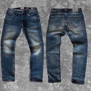 Jeans med skön wash  - Stilrena och trendiga perfekt till alla tillfällen. Inga defekter. C=88cm. Skriv vid fundering ✌️
