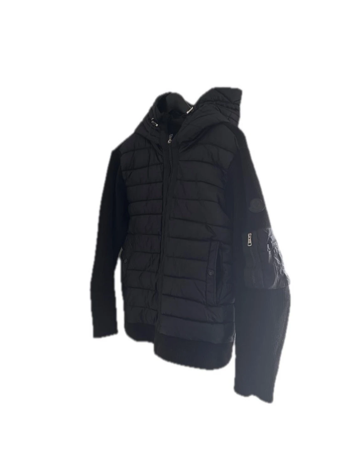 Svart pufferjacka med huva från Moncler