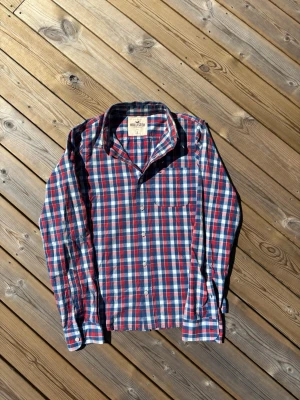 Hollister skjorta  - Säljer denna Hollister skjorta i mycket bra skick. Storlek L. Passar perfekt för dig som är mellan 175-180! Hör av er vid frågor eller minsta fundering 🙌  Se mått nedan:  Längd: 68 cm  Bred: 50,5 cm  Ärm: 70,5 cm