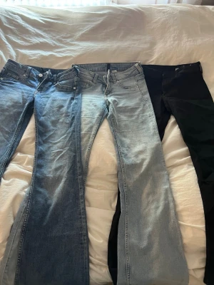 Jeans 3pack - Säljer 3 olika färgers jeans tillsammans. Bootcut och snygga färger. Alla har mycket bra skick.