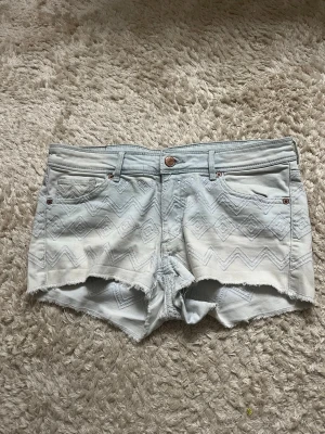 Lågmidjade jeansshorts - Söta jeansshorts med detaljer som inte går att köpa längre! ‼️På lappen står de storlek 38 men skriver 36/s i beskrivningen eftersom dom passar mig som brukar ha 36/s perfekt ‼️
