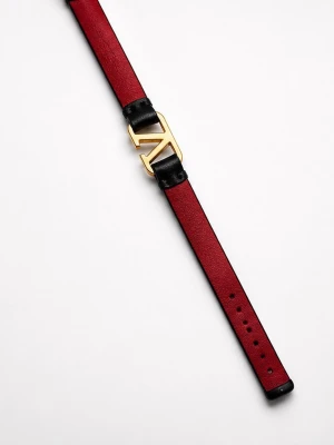Valentino Armband  - Snyggt armband i rött och svart läder med guldfärgat valentino-spänne i mitten. Justerbar längd och klassisk design som sticker ut. Perfekt accessoar för dig som gillar stilrena detaljer och vill addera lite lyx till din look.
