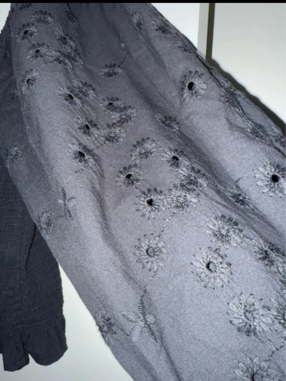 Svart offshoulder topp med mönster på ärm strl M - 2