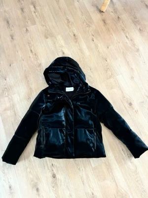 super snygg calvin klein jeans jacka - jätte snygg vinter jacka som är svart matte, och så står det ”calvin klein jeans”  på hoodien. Köpte den för 2799kr