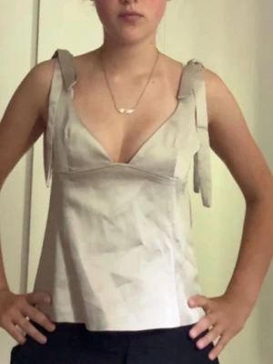 Topp - Säljer en snygg champagnefärgad linnetopp i satin som är slutsåld på Gina Tricot. Perfekt för dig som vill ha en stilren och trendig look. Nypris: 350 kr. Säljer då jag har väldigt mycket kläder💗 HELT NY, ALDRIG ANVÄND💗Brukar ha S och Xs och den passar! Pris kan alltid diskuteras!