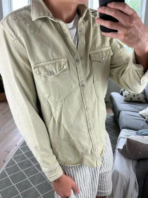 Jeansskjorta/Overshirt Olivgrön  - Otroligt snygg och trendig! (Tilltänkta slitningar) Mått: A:48 B:45 C:50 D:61 (cm)Skriv vid fundering 😇🙌