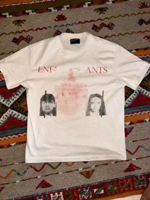 ERD T-shirt - Enfants Riches Déprimés t-shirt, Använd men i mycket bra skick.  ✔ Storlek M ✔️ 100% bomull, tungt tröjmaterial ✔️ Original ERD-lapp i nacken ✔️ Inga hål eller fläckar