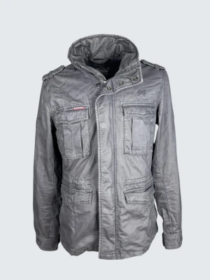 Superdry Field Jacket - Skick: 8/10. | Ingår: endast jackan. | Nypris: +- 2000 SEK. | Givetvis äkta! | Modellen är 183cm och väger 70kg.