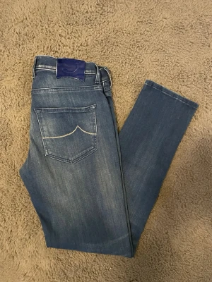 Jacob Cohen jeans med slitningar - Snygga blå jeans från Jacob Cohën i storlek 25. Vilket motsvarar runt w27 kanske. Jeansen är i sjukt bra skick och har inga defekter, ny pris över 5000 kr‼️Hör av dig direkt vid frågor eller funderingar‼️😁