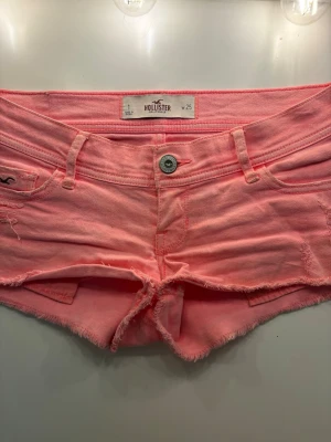 Hollister jeansshorts - Säljer dessa jättesnygga jeansshorts från Hollister! Priset går alltid att diskutera och shortsen finns kvar tills den är markerad såld. 💓 Midjemått rakt över: 38m Längd på sidan: 21cm