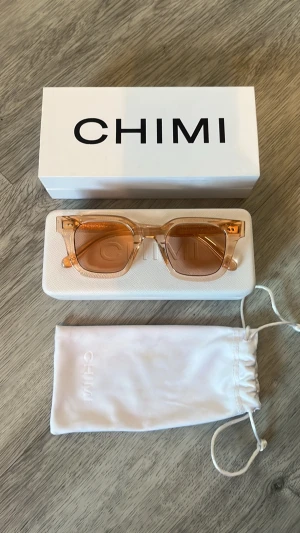 CHIMI solglasögon  - Säljer ett par CHIMI solglasögon med en orange färg. Dom har inte använts såpass mycket och därför vill jag sälja de. Allt i bilden ingår! Hör av er vid frågor, allt gott 