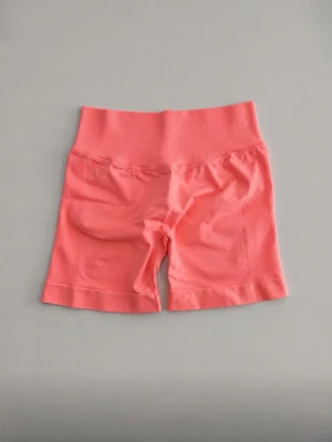 Coralfärgade tränings shorts  - Snygga coral seamless tränings shorts med hög midja och scrunch-detalj bak. Stretchigt material som sitter tight och formar sig efter kroppen. Passar som XS-S🥰