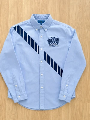 Ralph Lauren skjorta - Tjena, jag säljer en riktigt snygg och sällsynt Ralph Lauren skjorta😁 Den är i mycket bra skick men den har en liten fläck☺️ Den är självklart äkta✅ Skicka om du har några frågor och kom gärna med rimliga bud😄
