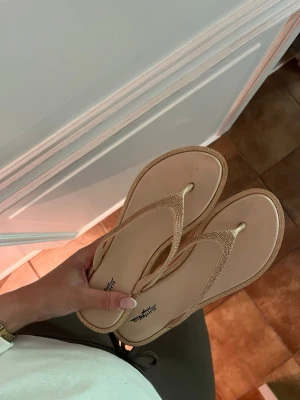 Flipflops - Snygga flipflops köpta utomlands, storlek 39 men jag har vanligtvis 37/38 och de passar🩷