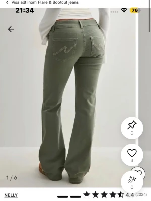 Olivgröna bootcut jeans med fickdetalj - Jätte snygga jeans från Nelly low waist i storlek 38!
