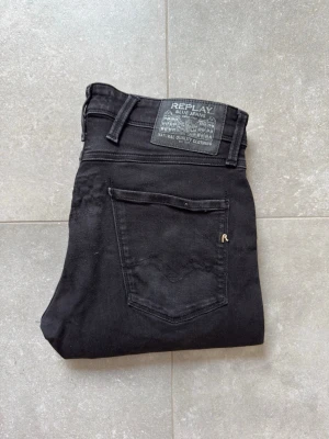 Replay anbass jeans - Säljer ett par feta Replay anbass jeans. Bra skick (lite skav i bak som syns på första bilden och lite märke ifrån mobilen på fikan, annars fina), storlek W30, L32. Nypris ligger runt 2000kr, mitt pris 399kr. Hör gärna av er vid funderingar eller bud!