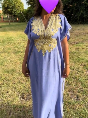 Lila gandoora💜 - Klänningar är one size och är designade för att passa olika kroppstyper. På insidan finns ett justerbart band i midjan, så att du enkelt kan anpassa passformen🤍 Modellen är 165 cm
