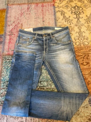 Dundup Richie  - Säker ett par riktigt feta och eftertraktade jeans från Dundup i modell Richie, W29. Helt perfekta nu inför skolstarten. Innerben-80cm, benöppning-16cm, midja-38cm. Tveka inte på att höra av dig vid frågor🙌