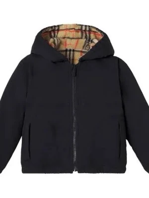 Svart vindjacka med rutigt foder - Snygg svart vindjacka med dragkedja och huva. Insidan har ett klassiskt beige-rutigt foder som ger en stilren kontrast. Jackan har två sidofickor och en rak passform. Perfekt för blåsiga dagar och enkel att matcha med olika outfits.