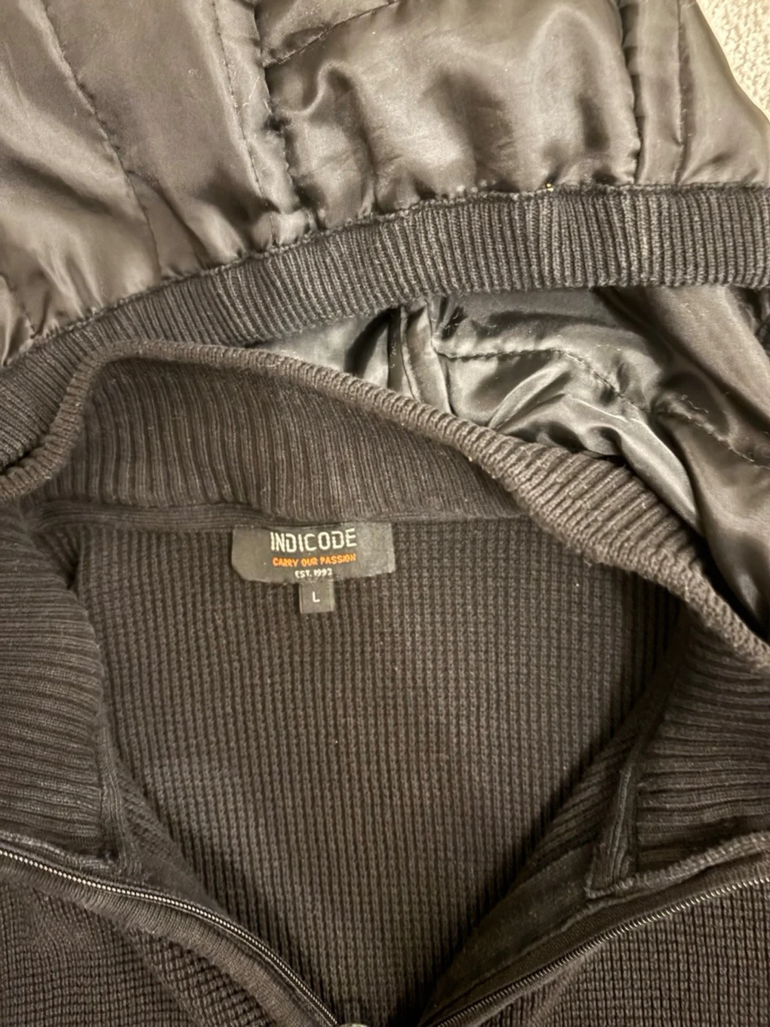 Svart hoodie från Indicode med dragkedja - 1