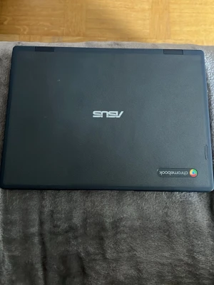 ASUS Chromebook CR1104CTA – Som ny + laddare & väska - Säljer en svart ASUS Chromebook med stilren och tålig design. Laptopen har en matt finish, tangentbord i fullstorlek och en skärm med smala kanter. Utrustad med Intel-processor och HDMI-port, perfekt för studier eller surf. Specifikationer:  * Intel N150-processor * 4 GB RAM * ChromeOS * Batterihälsa 100 % * Endast 1 laddcykel  Ingår:  * Laddare * Laptopväska  Perfekt för studier, surf, streaming och vardagsanvändning.