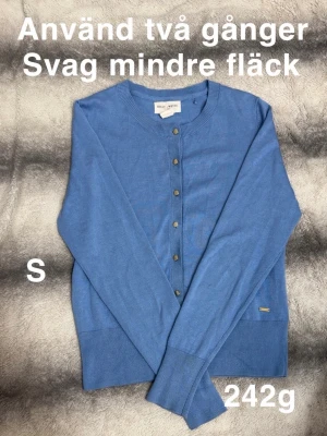 Blå kofta med knappar - Blå kofta med rund hals och knappar framtill. Långa ärmar och ribbade muddar vid ärmslut och nederkant. Enkel och stilren design, perfekt att matcha med olika outfits.🌸 Använd två gånger. Svag mindre fläck ( ej ögonfallande) storlek S 