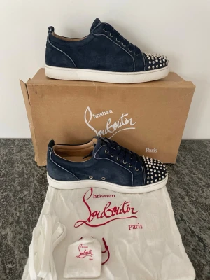 Christian Louboutin Bavarios - Väldigt sällsynta Louboutins i färgmodellen bavario. Skorna är i storlek 42 och i bra skick. Allt på bilden kommer med plus äktighetsbevis.