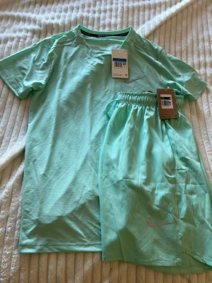 Nike Miller shorts set - Säljer ett par Nike Miller shorts set i färgen ljus blå riktigt fint set perfekt för träning eller för comfort skriv för mer info 