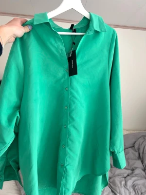Grön oversized skjorta✨ - Skjorta från Vero Moda som är oversize i passformen. Helt ny med prislapp kvar, köpt för 399kr💫