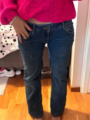 Lågmidjade jeans Zara  - Omsydda i midjan, skönt ”mjukare” jeans material , inga defekter. Strl 42 men mer som 38! (Stretchiga) så passar även större storlek 