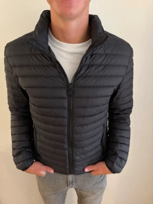 Svart Colmar jacka  - Svart Colmar jacka, storlek 46 (xs/s) Jag är 175cm! Sparsamt använd, tags finns kvar! 