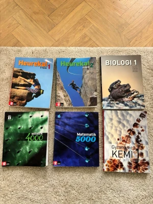 Paket med gymnasieböcker i naturämnen - Säljer ett paket med kurslitteratur för gymnasiet: Heureka! Fysik 1 & 2, Biologi 1, Matematik 4000, Matematik 5000 och Gymnasie Kemi 1. Nypris för alla: 2500:-