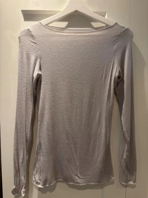 Intimissimi topp ljusgrå - Ljusgrå långärmad cashmere topp från Intimissimi i storlek S. Tröjan är använd ett par fåtal gånger och i fint skick.