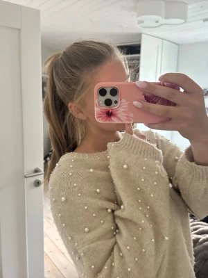 Beige stickad tröja  - Garderob utrensning! Säljer billigt för att jag gärna vill bli av med det snabbt 💕 inga skador,hål eller fläckar på tröjan, den kommer tyvärr inte till användning! 