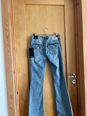 true religion jeans strl 25 - säljer ett par helt oanvända true religion jeans i modellen becca, mid waist men skulle säga att dme här sitter lite mer low. köpta för 1300 så säljer för 450. fickorna har en ljus blå detalj. 