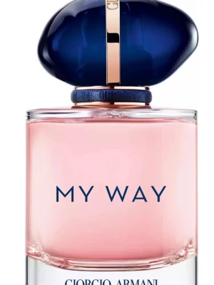 My Way parfym från Giorgio Armani - Elegant parfymflaska med ljusrosa doftvätska och mörkblå, oval kork med gulddetaljer. Flaskan har en stilren, modern design och texten 'MY WAY' på framsidan. Perfekt för dig som gillar exklusiva och fräscha dofter.