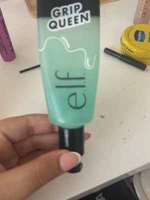 e.l.f. Grip Queen primer - En snygg primer från e.l.f. i serien Grip Queen. Tuben är mintgrön med svart lock och vit text. Formulan är genomskinlig och gel-liknande, perfekt för att få sminket att sitta hela dagen. Enkel att applicera och ger en fräsch känsla.